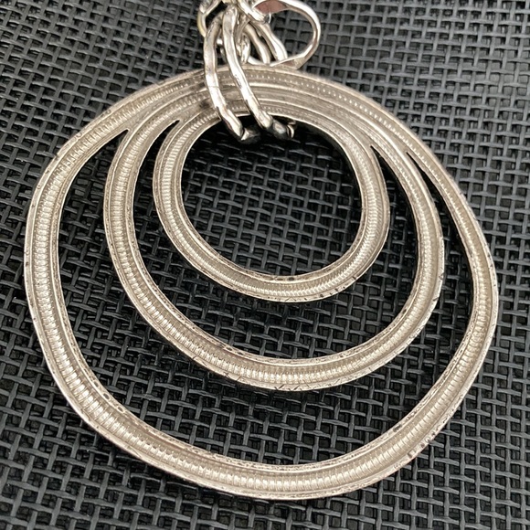 🆕HUGE HAMMERED LOOK SILVER TONE PENDANT WITH THREE CIRCLES. NECK CHAIN IS 20” - Picture 8 of 8